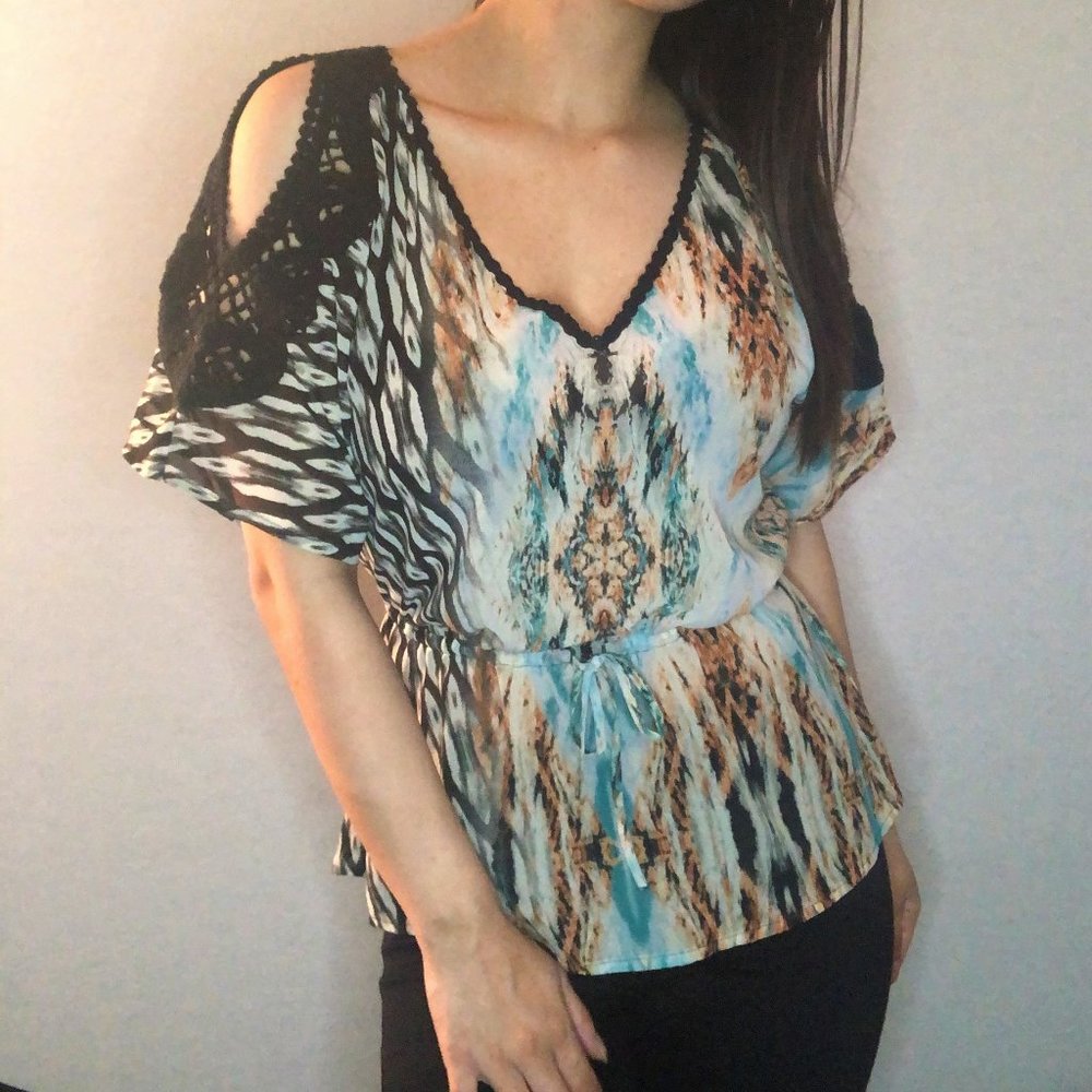 GUESS tropical-themed cold shoulder top w drawstring waist detail
